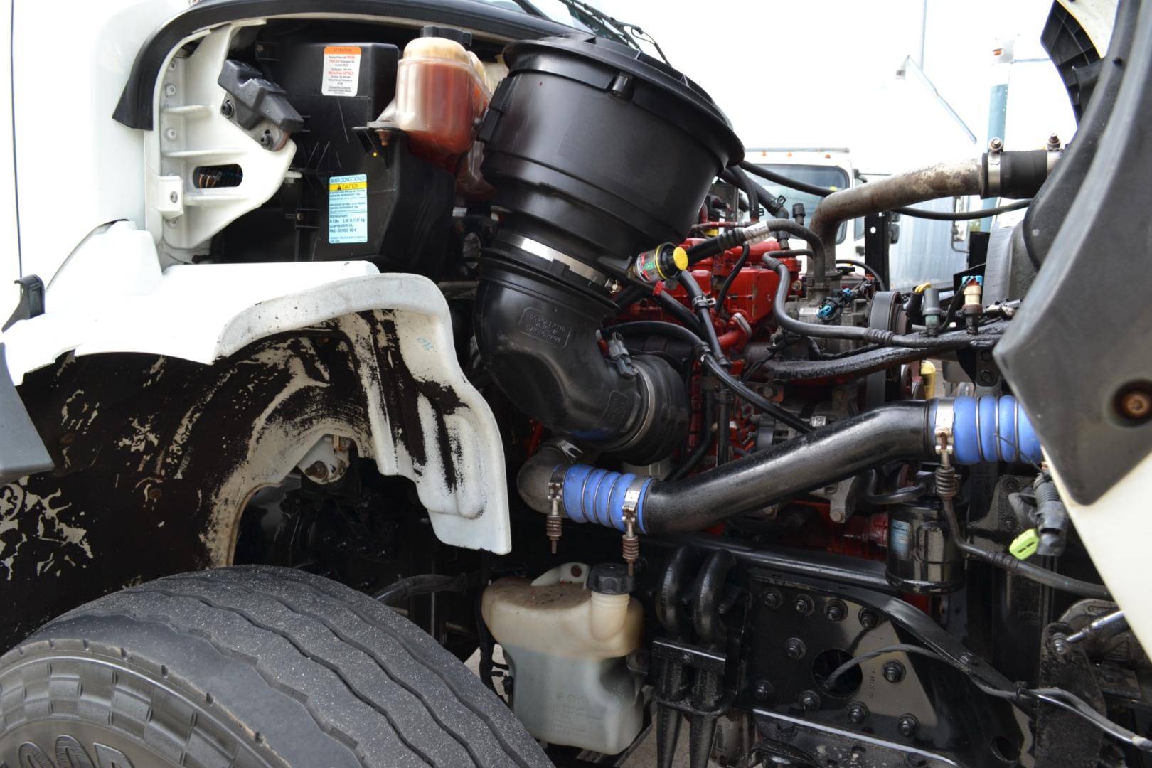 2018 WHITE /BLACK FREIGHTLINER M2-112 with an CUMMINS L9 8.9L 370HP engine, EATON FULLER 10SPD MANUAL transmission, located at 9172 North Fwy, Houston, TX, 77037, (713) 910-6868, 29.887470, -95.411903 - TANDEM AXLE, 56,000LB GVWR , 26FT FLATBED , 96" WIDE, AIR RIDE, RATIO: 3.55 , WB: 270" , DUAL 60 GALLON FUEL TANKS, POWER WINDOWS, LOCKS, & MIRRORS, DIFFERENTIAL LOCK - Photo#10